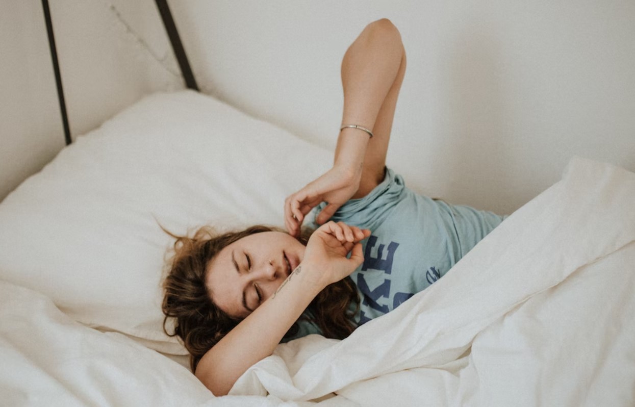 Αυτό συμβαίνει στο σώμα σου όταν κοιμάσαι λιγότερο από έξι ώρες